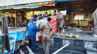 Lapak Penjual Kelapa di Area Benteng Rotterdam Makassar Direlokasi