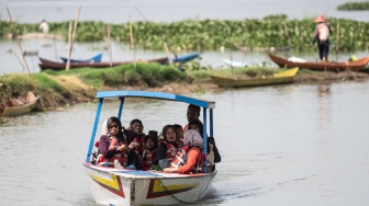 Wisatawan menaiki perahu di desa wisata Kampung Rawa, Ambarawa, Kabupaten Semarang, Jawa Tengah, Kamis (25/6/2026). [ANTARA FOTO/Aprillio Akbar/YU]
