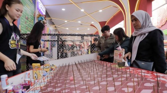 Aktivitas warga saat mengunjungi Jakarta Fair 2026 di Jiexpo Kemayoran, Jakarta, Kamis (25/6/2026). [Suara.com/Alfian Winanto]