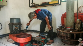 Teknisi melakukan perawatan mesin Pembangkit Listrik Tenaga Mikrohidro (PLTMH) Kedungrong di Samigaluh, Kulon Progo, DI Yogyakarta, Kamis (25/6/2026). [ANTARA FOTO/Rahid Putra Laksana/agr]