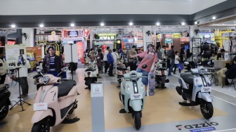 Aktivitas warga saat mengunjungi Jakarta Fair 2026 di Jiexpo Kemayoran, Jakarta, Kamis (25/6/2026). [Suara.com/Alfian Winanto]