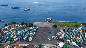 Foto udara sejumlah truk antre memasuki kapal di kantong parkir Dermaga Bulusan, Pelabuhan Ketapang, Banyuwangi, Jawa Timur, Kamis (25/6/2026). [ANTARA FOTO/Budi Candra Setya/agr]