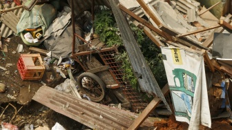 Kondisi bangunan yang terdampak tanah longsor di Petamburan, Tanah Abang, Jakarta, Jumat (26/6/2026). [Suara.com/Alfian Winanto]