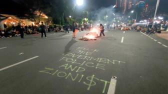 Indonesia Sekarat! Amuk Massa di Grahadi dan Meme Kowarso yang Membakar Surabaya