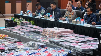 Wakabareskrim Polri Irjen Pol Nunung Syaifuddin (kanan), Karopenmas Divhumas Polri Brigjen Pol Trunoyudo Wisnu Andiko (kedua kanan), Sekretaris NCB-Interpol Indonesia Brigjen Pol Untung Widyatmoko (kedua kiri) dan Kepala Pusat Laboratorium Forensik (Kapuslabfor) Bareskrim Polri Brigjen Pol Sudjarwoko (kiri) menyampaikan keterangan saat konferensi pers kasus judi online jaringan internasional, di Bareskrim Mabes Polri, Jakarta, Jumat (26/6/2026). [ANTARA FOTO/Fauzan/kye]