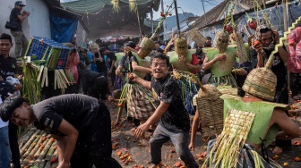 Meriah! Ratusan Warga Lembang Beradu Tomat dalam Festival Perang Tomat 202