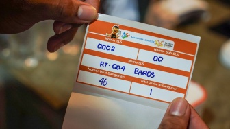 Petugas sensus menempelkan stiker saat pelaksanaan Sensus Ekonomi 2026 di Baros, Tirtohargo, Kretek, Bantul, DI Yogyakarta, Kamis (25/6/2026). [ANTARA FOTO/Hendra Nurdiyansyah/agr] 