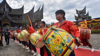 Pemain gandang tambua menampilkan aksinya pada Festival Minangkabau di Istano Basa Pagaruyuang, Tanah Datar, Sumatera Barat, Kamis (25/6/2026). [ANTARA FOTO/Fitra Yogi/YU] 