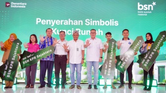 Direktur Consumer Banking Bank Syariah Nasional (Bank BSN) Mochamad Yut Penta menyaksikan pelaksanaan akad massal pembiayaan perumahan bersubsidi di Perumahan Siba Garden, Kabupaten Deli Serdang, Sumatera Utara, pada Kamis (25/6/2026). [Handout]