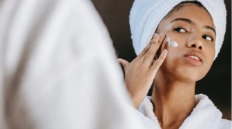 Punya Kulit Kering & Berjerawat? 4 Moisturizer Ini Aman Tanpa Bikin Pori Tersumbat