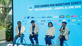Plt. Presiden Direktur Bank Saqu Leka Madiadipoera (kedua kanan) berbincang bersama Marketing Communications Manager Garmin Indonesia Rian Krisna (kedua kiri), Perwakilan DND Sports Management Didit Santoso (kiri) dan #TeamGarmin Anggi Wahyuda (kanan) dalam sesi diskusi pada acara pengumuman penyelenggaraan 2026 Garmin Run Marathon Series Indonesia, di Jakarta, Kamis (25/6/2026). [Suara.com/Alfian Winanto]
