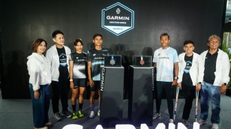 Plt. Presiden Direktur Bank Saqu Leka Madiadipoera (kiri) bersama Marketing Communications Manager Garmin Indonesia Rian Krisna (kedua kiri), Perwakilan DND Sports Management Didit Santoso (kanan) dan #TeamGarmin Anggi Wahyuda (kedua kanan) dalam sesi foto pada acara pengumuman penyelenggaraan 2026 Garmin Run Marathon Series Indonesia, di Jakarta, Kamis (25/6/2026). [Suara.com/Alfian Winanto]
