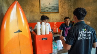 Petugas sensus melakukan pendataan saat pelaksanaan Sensus Ekonomi 2026 di Baros, Tirtohargo, Kretek, Bantul, DI Yogyakarta, Kamis (25/6/2026). [ANTARA FOTO/Hendra Nurdiyansyah/agr]
