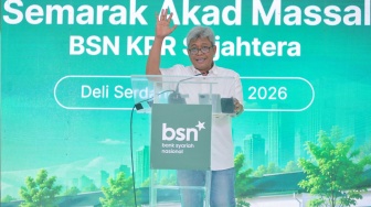 Direktur Consumer Banking Bank Syariah Nasional (Bank BSN) Mochamad Yut Penta menyaksikan pelaksanaan akad massal pembiayaan perumahan bersubsidi di Perumahan Siba Garden, Kabupaten Deli Serdang, Sumatera Utara, pada Kamis (25/6/2026). [Handout]