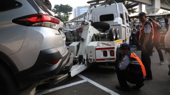 Sikat Parkir Liar di Cawang, 250 Personel Gabungan Derek Mobil yang Nekat Bandel!