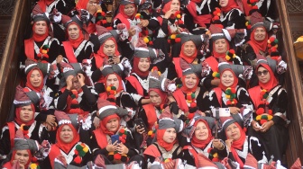 Peserta pawai dari Nagari Padang Magek berswafoto saat digelarnya Festival Minangkabau di Istano Basa Pagaruyuang, Tanah Datar, Sumatera Barat, Kamis (25/6/2026). [ANTARA FOTO/Fitra Yogi/YU]