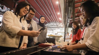 Chief Product Officer, OttoDigital Group, Murti Daryandono  bersama Chief Revenue Officer, OttoDigital Group, Grace Sunarjo bertransaksi menggunakan layanan EDC di PRJ, Jakarta, Kamis (25/6/2026). [Suara.com/Alfian Winanto]