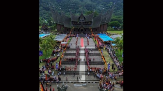 Foto udara kaum ibu berbaris menyambut tamu pada Festival Minangkabau di Istano Basa Pagaruyuang, Tanah Datar, Sumatera Barat, Kamis (25/6/2026). [ANTARA FOTO/Fitra Yogi/YU]
