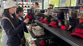 Pengunjung memilih berbagai cendera mata resmi Piala Dunia FIFA 2026 di salah satu gerai resmi di Vancouver, Kanada, Kamis (25/6/2026). [ANTARA FOTO/Arif Prada/app/foc] 