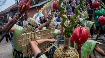 Warga mengenakan kostum ala kesatria mengikuti rempug tarung perang tomat saat hajat lembur Festival Perang Tomat 2026 di Kampung Cikareumbi, Lembang, Kabupaten Bandung Barat, Jawa Barat, Jumat (26/6/2026). [ANTARA FOTO/Abdan Syakura/kye]