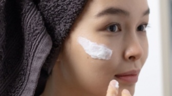 5 Moisturizer untuk Base Makeup, Bikin Riasan Lebih Nempel dan Flawless