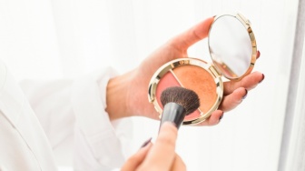 Beda Cream, Liquid, dan Powder Blush: Kenali Tekstur, Hasil Akhir, dan Cara Pakainya