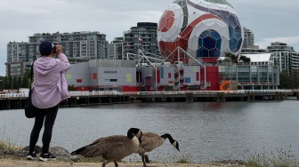 Warga memotret instalasi raksasa berbentuk bola resmi Piala Dunia 2026 yang menghiasi gedung Science World di Vancouver, Kanada, Kamis (25/6/2026). [ANTARA FOTO/Arif Prada/app/foc]