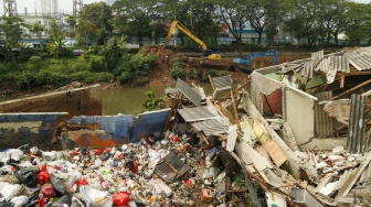 Kondisi bangunan yang terdampak tanah longsor di Petamburan, Tanah Abang, Jakarta, Jumat (26/6/2026). [Suara.com/Alfian Winanto]