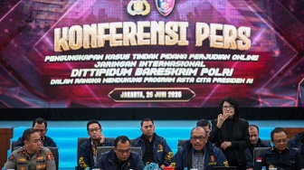 Wakabareskrim Polri Irjen Pol Nunung Syaifuddin (kedua kiri), Dirtipidum Bareskrim Polri Brigjen Pol Wira Satya Triputra (kedua kanan), Karopenmas Divhumas Polri Brigjen Pol Trunoyudo Wisnu Andiko (kiri) dan Direktur Pengawasan dan Penindakan Keimigrasian Yuldi Yusman (kanan) menyampaikan keterangan saat konferensi pers kasus judi online jaringan internasional, di Bareskrim Mabes Polri, Jakarta, Jumat (26/6/2026). [ANTARA FOTO/Fauzan/kye]