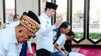 Sujud di Gerbang Lampung, Jokowi Awali Blusukan 3 Hari di Bumi Ruwa Jurai dengan Salat Jumat