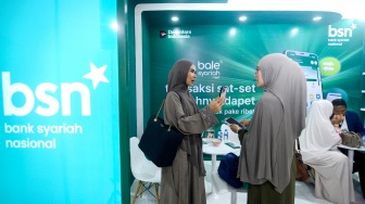 Pengunjung membuka rekening tabungan Bank BSN pada acara Abaya Pavilion di Jakarta, Jumat (26/6/2026). [Handout]
