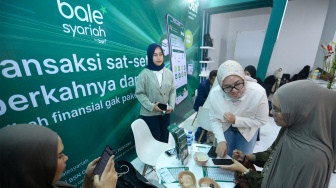 Pengunjung membuka rekening tabungan Bank BSN pada acara Abaya Pavilion di Jakarta, Jumat (26/6/2026). [Handout]