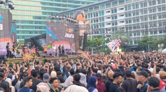 Malam Minggu Spesial di Bundaran HI: Warga Rayakan HUT Jakarta ke-499 Sambil Nonton Konser