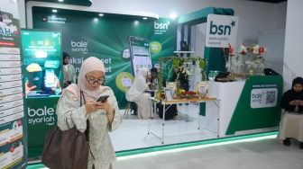 Pengunjung membuka rekening tabungan Bank BSN pada acara Abaya Pavilion di Jakarta, Jumat (26/6/2026). [Handout]
