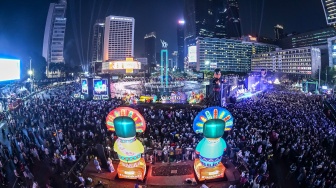 Warga hadir saat berlangsungnya puncak perayaan HUT ke-499 Kota Jakarta, di kawasan Bundaran Hotel Indonesia, Jakarta, Sabtu (27/6/2026). [ANTARA FOTO/M Risyal Hidayat/wsj]