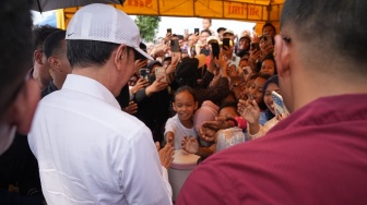 Blusukan ke ke Sentra UMKM Maliosewu, Jokowi Beli Jajanan SD dari Es Teh hingga Sosis Bakar
