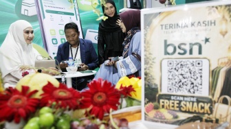 Pengunjung membuka rekening tabungan Bank BSN pada acara Abaya Pavilion di Jakarta, Jumat (26/6/2026). [Handout]