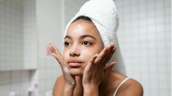 Wajah Kusam dan Bruntusan? Coba 4 Exfoliating Face Wash Murah Cuma Rp30 Ribuan!