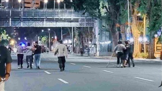 Penjual Es Hingga Penjaga Warkop Ikut Diciduk Polisi Saat Demo di Grahadi