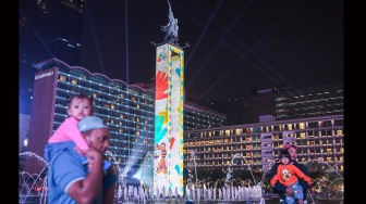 Warga menyaksikan video mapping pada Monumen Selamat Datang saat puncak perayaan HUT ke-499 Kota Jakarta, di kawasan Bundaran Hotel Indonesia, Jakarta, Sabtu (27/6/2026). [ANTARA FOTO/M Risyal Hidayat/wsj]