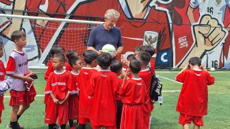 Kecewa Indonesia Tak ke Piala Dunia 2026, Van der Sar Kagum Suporter MU Cilik Tanah Air