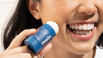 Anti Ribet! 5 Moisturizer Stick yang Bikin Wajah Lembap Seharian