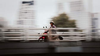 Apakah Ngebut Bikin Bensin Motor Lebih Boros? Ini Cara agar Tetap Hemat