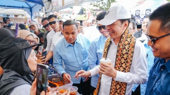Blusukan Terakhir di Lampung, Jokowi Sempatkan Jajan Es Kopi dan Rujak Buah