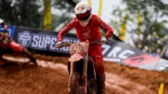 Melesat dari Posisi Buncit, Aksi Beringas Pembalap Valrossi Bawa CRF250R di Kejurnas Motocross 2026