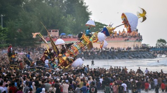 Warga menaiki Tabuik saat dibuang ke laut pada puncak Pesona Budaya Hoyak Tabuik 2026 di Pantai Gandoriah, Pariaman, Sumatera Barat, Minggu (28/6/2026). [ANTARA FOTO/Fitra Yogi/sgd]