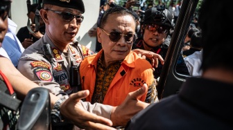 Bupati Pati nonaktif Sudewo (tengah) berjalan menuju mobil tahanan usai menjalani sidang putusan sela di Pengadilan Tipikor, Semarang, Jawa Tengah, Senin (29/6/2026). [ANTARA FOTO/Aprillio Akbar]