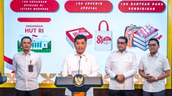 Wakil Menteri Sekretaris Negara (Wamensesneg) Juri Ardiantoro (kedua kiri), didampingi Menteri Ekonomi Kreatif Teuku Riefky Harsya (kedua kanan), Sekretaris Presiden Letjen TNI Ariyo Windutomo (kiri), dan Deputi Bidang Protokol, Pers dan Media Sekretariat Presiden Kemensesneg Yusuf Permana (kanan) mengumumkan logo resmi peringatan hari ulang tahun (HUT) ke-81 RI di Kantor Presiden, Kompleks Istana Kepresidenan, Jakarta, Senin (29/6/2026). [ANTARA FOTO/Bayu Pratama S./kye]