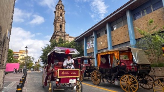 Pengemudi calandria (kereta kuda) bertenaga listrik untuk wisatawan melintasi Kuil San Jose de Gracia di kawasan Centro Historico atau Pusat Bersejarah Kota Guadalajara, Jalisco, Meksiko, Sabtu (27/6/2026) waktu setempat. [ANTARA FOTO/Aditya Pradana Putra/bar]
