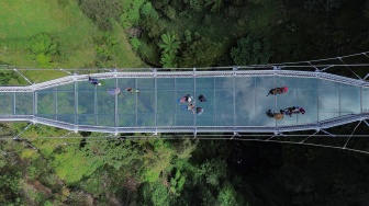 Foto udara sejumlah wisatawan mengunjungi Jembatan Kaca Seruni Point Bromo di Kabupaten Probolinggo, Jawa Timur, Sabtu (27/6/2026). [ANTARA FOTO/Irfan Sumanjaya/hma]
